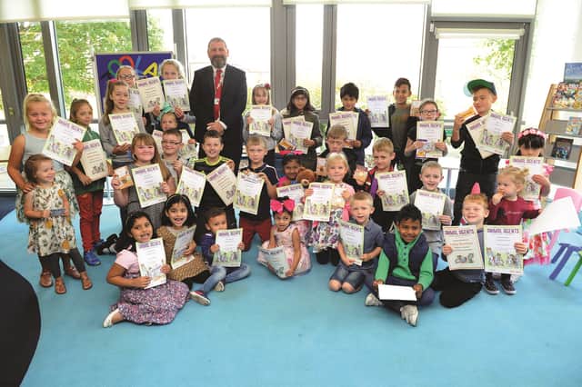 Cllr Dave Sheppard is seen with the children who completed the scheme. 171584
