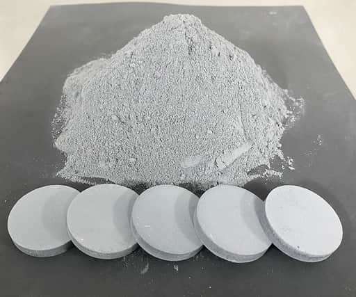 A sample of the metal powder, also pressed into discs