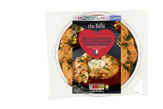 This Camembert Wreath just looks so delicious...