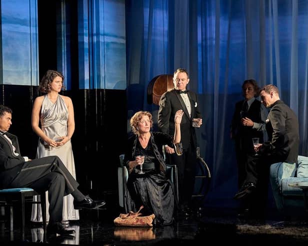 The cast of the play (photo by Manuel Harlan)